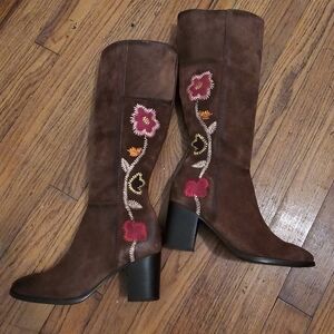 Frye Nove size 6 Embroidered Flower detail